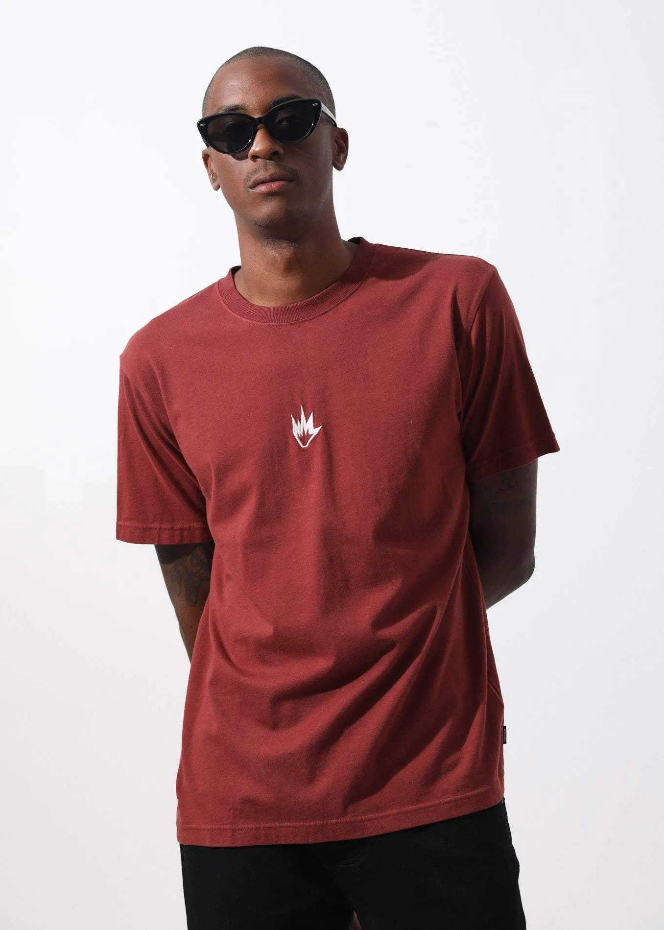 Afends Mens Flame Logo - Retro Fit Tee - Rojo